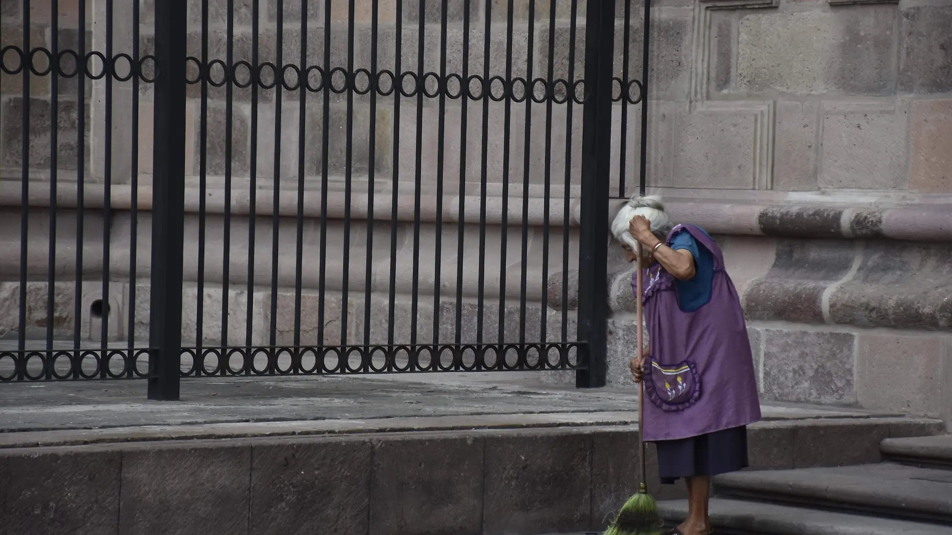 barriendo a fuera del carmen señora tercera edad